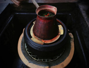 德昂族千年砂罐茶：一烤二煮三回甘，藏着茶农的烟火魂-茶之家